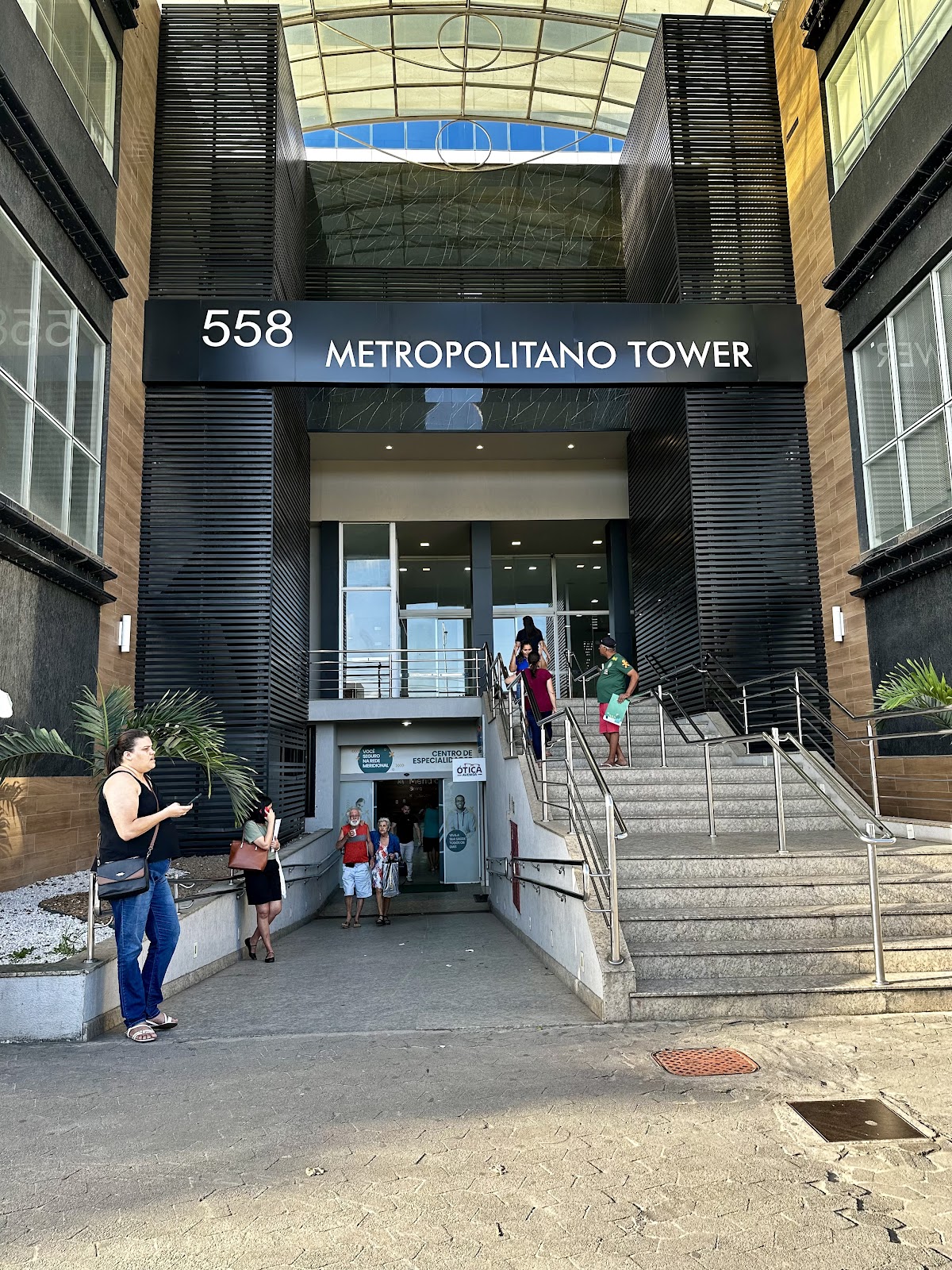 Entrada do Metropolitano Tower, onde fica a Ótica Avenida