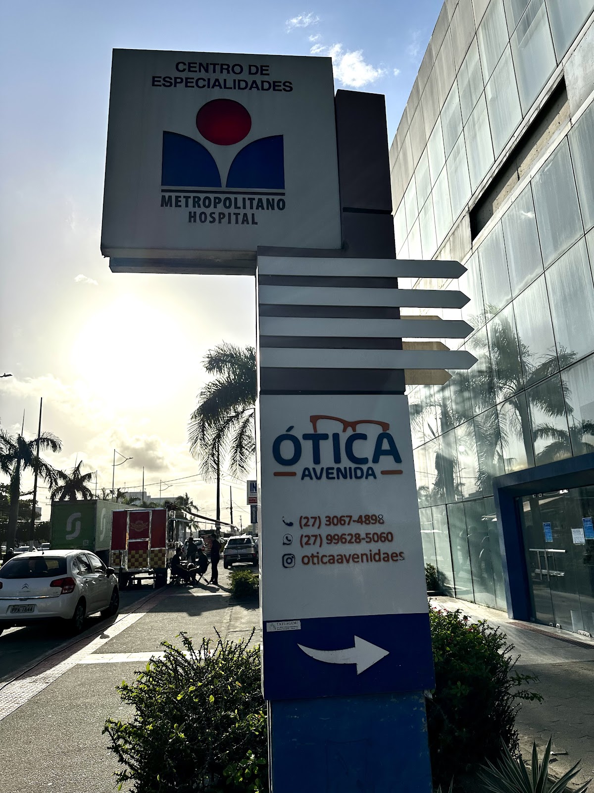 Totem de identificação da Ótica Avenida